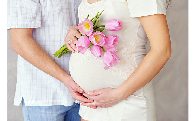 pregnant-woman-belly-with-tulips