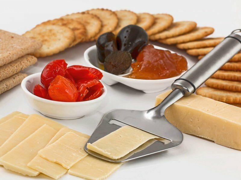 1583988869_cheese-slicer-crackers-appetizers-dairy-product-37922-5690075